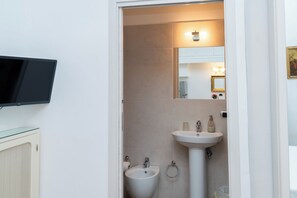 Deluxe Studio Suite, Courtyard View | Bathroom | Hair dryer - Suite Cervantes (Naples)