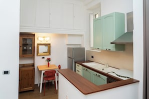 Deluxe Studio Suite, Courtyard View | Private kitchen - Suite Cervantes (Naples)