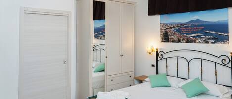 Deluxe Studio Suite, Courtyard View | In-room safe, individually decorated, individually furnished, desk