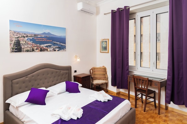 Deluxe vierpersoonskamer, uitzicht op de stad | Een kluis op de kamer, individueel gedecoreerd, individueel gemeubileerd