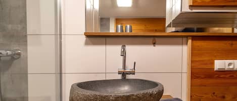 Regadera, jabón, papel de baño