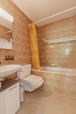 Een haardroger, handdoeken