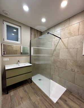 Regadera, amenidades de baño gratuitas, secadora de cabello, jabón