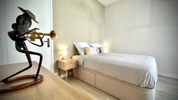 2 chambres, bureau, chambres insonorisées, lit parapluie