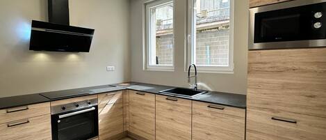 Réfrigérateur, four à micro-ondes, un four, surface de cuisson