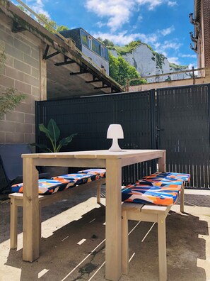 تناول الطعام بالخارج