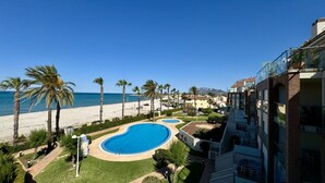 Ein Resort mit Pool, Strand und Meerblick.