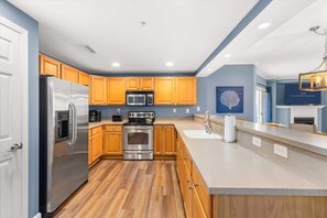 Réfrigérateur, four à micro-ondes, un four, surface de cuisson