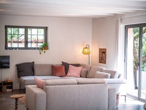 Fernseher, Kamin, Bücher