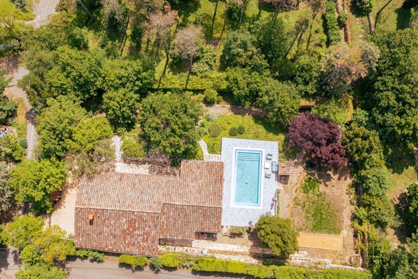 Outside: Heated swimming pool - Table for 6 - Garden lounge with deckchairs, parasols... - Plancha gas - Bike box - Green areas - Boules pitch.