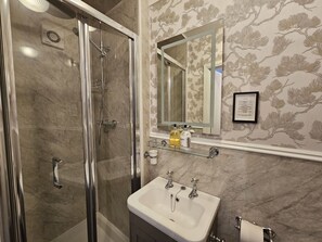 Standard Double Room | Bathroom - Mostyn Guest House (Llandudno)