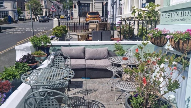 Terrace/patio - Mostyn Guest House (Llandudno)