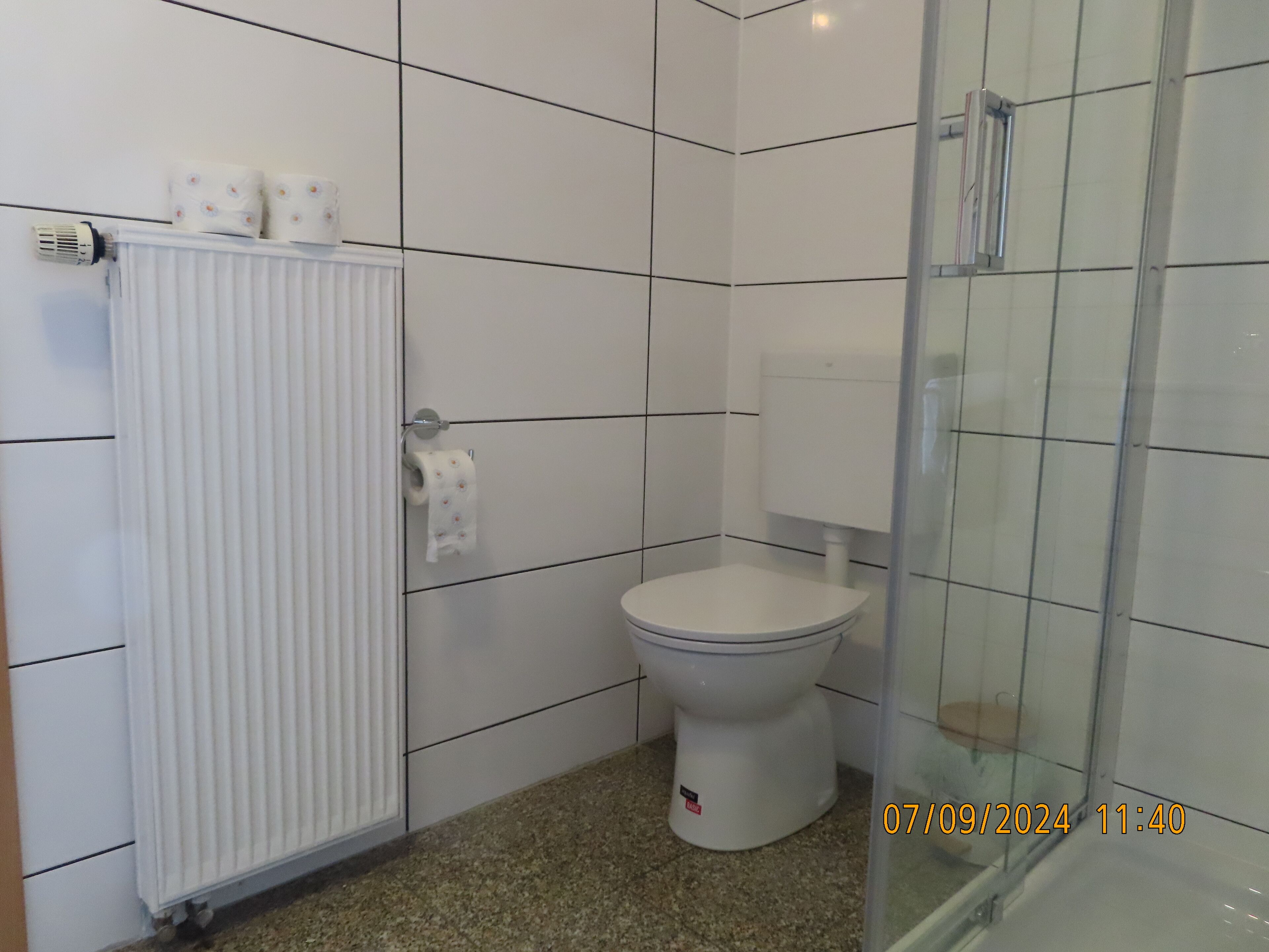 Douche, sèche-cheveux, serviettes fournies, papier toilette