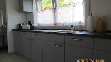 Frigorifero, microonde, piano cottura, lavastoviglie