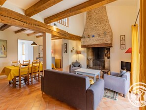TV, fireplace