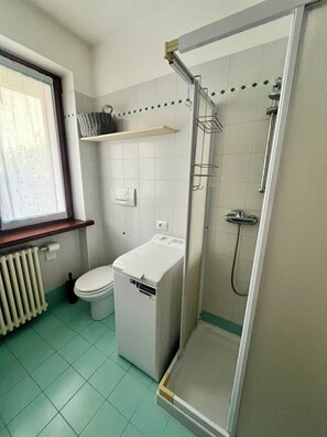 Douche, sèche-cheveux, bidet, serviettes fournies