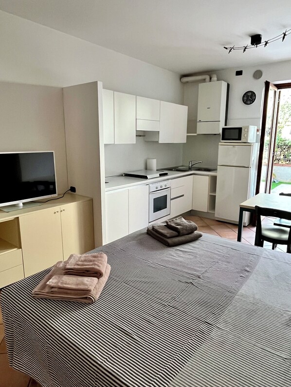 1 chambre, fer et planche à repasser, draps fournis