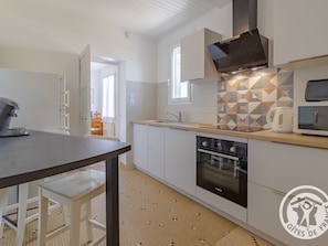 Fridge, oven, dishwasher - Charming Cottage in Sèvremoine: Close to Shops, Attractions & Hellfest, Sleeps 5-6, Special Offer! (Sèvremoine)
