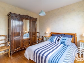 3 bedrooms, free WiFi, bed sheets - Charming Cottage in Sèvremoine: Close to Shops, Attractions & Hellfest, Sleeps 5-6, Special Offer! (Sèvremoine)