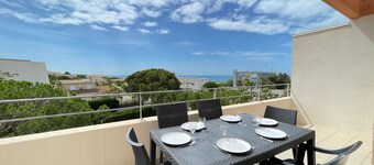 Modern Apartment with A/C, Terrace, and Private Parking near Sète Beach