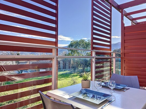 Outdoor dining - Cozy 1-Bedroom Apartment with Pool, Terrace & Elevator in Argelès-sur-Mer, Sleeps 4 (Argelès-sur-Mer)