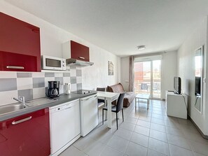 Micro-ondas, cooktop, lava-louças, cafeteira/chaleira