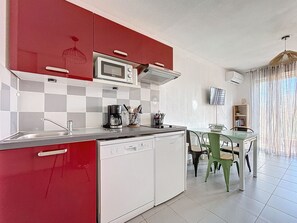 Geladeira, micro-ondas, cooktop, lava-louças