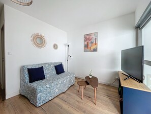 TV - Apartment with Pool, Near Beach, Sleeps 4 - Le Barcarès (Le Barcarès)