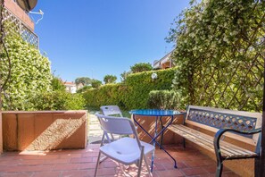 Outdoor dining - GuestHost - Casa Esmeralda near the Sea with Patio! (Cannigione)