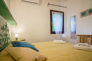 1 bedroom, iron/ironing board, WiFi, bed sheets - GuestHost - Casa Esmeralda near the Sea with Patio! (Cannigione)