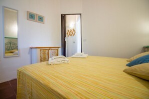 1 bedroom, iron/ironing board, WiFi, bed sheets - GuestHost - Casa Esmeralda near the Sea with Patio! (Cannigione)