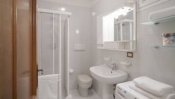 Dusche, Haartrockner, Bidet