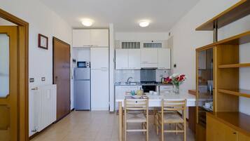 Mikrowelle, Ofen, Herdplatte, Kochgeschirr/Geschirr/Besteck