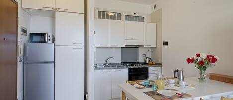 Microwave, oven, stovetop, cookware/dishes/utensils