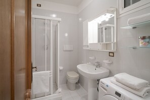 Douche, sèche-cheveux, bidet