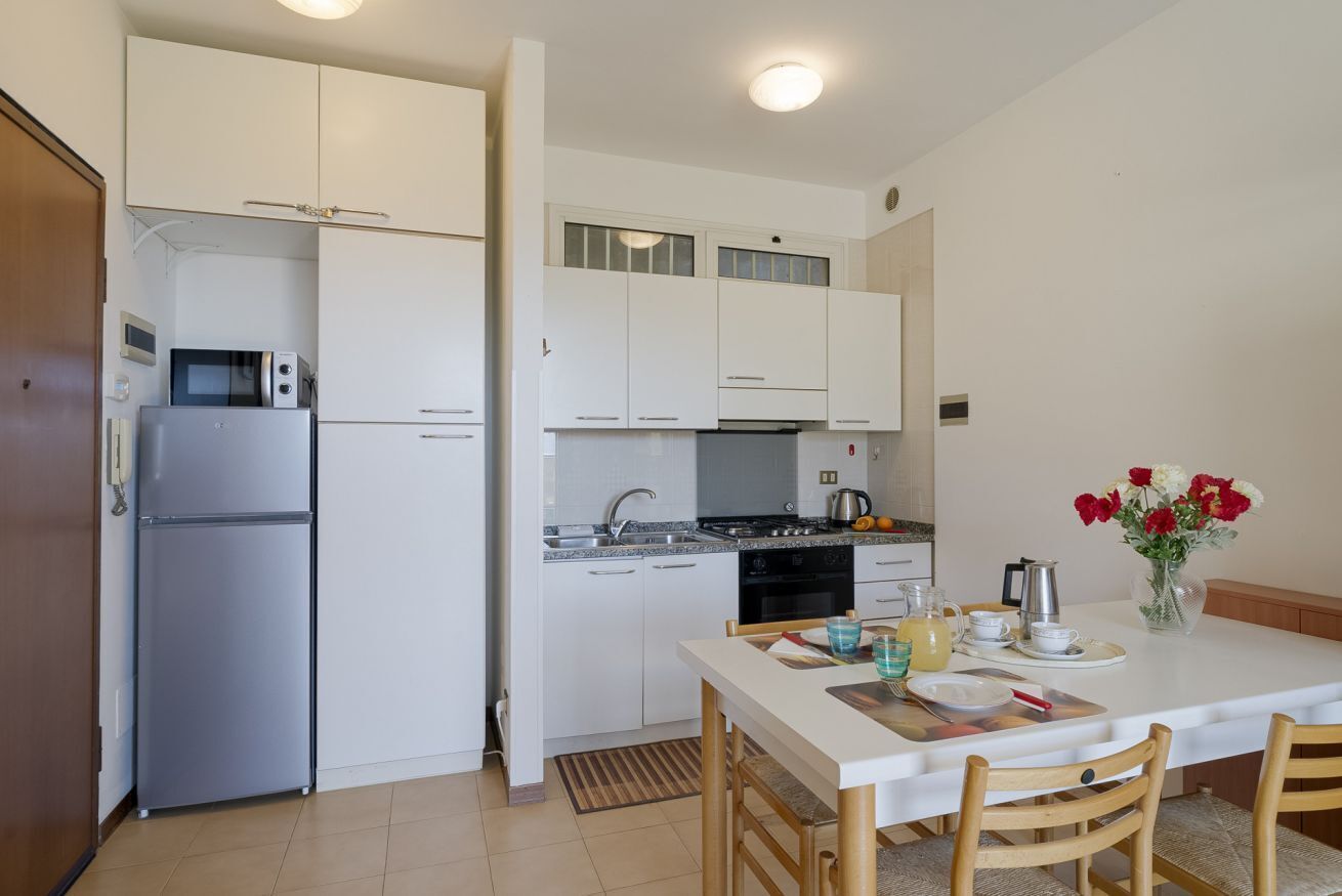 Microondas, horno, parrilla de estufa y utensilios de cocina 