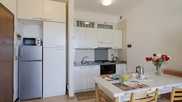 Mikrowelle, Ofen, Herdplatte, Kochgeschirr/Geschirr/Besteck