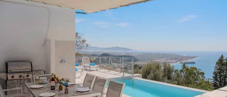 تناول الطعام بالخارج