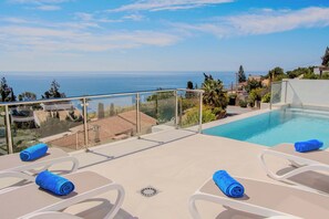 Piscina all'aperto, una piscina riscaldata