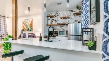 Geladeira, micro-ondas, fogão, cooktop