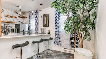 Réfrigérateur, micro-ondes, four, plaque de cuisson