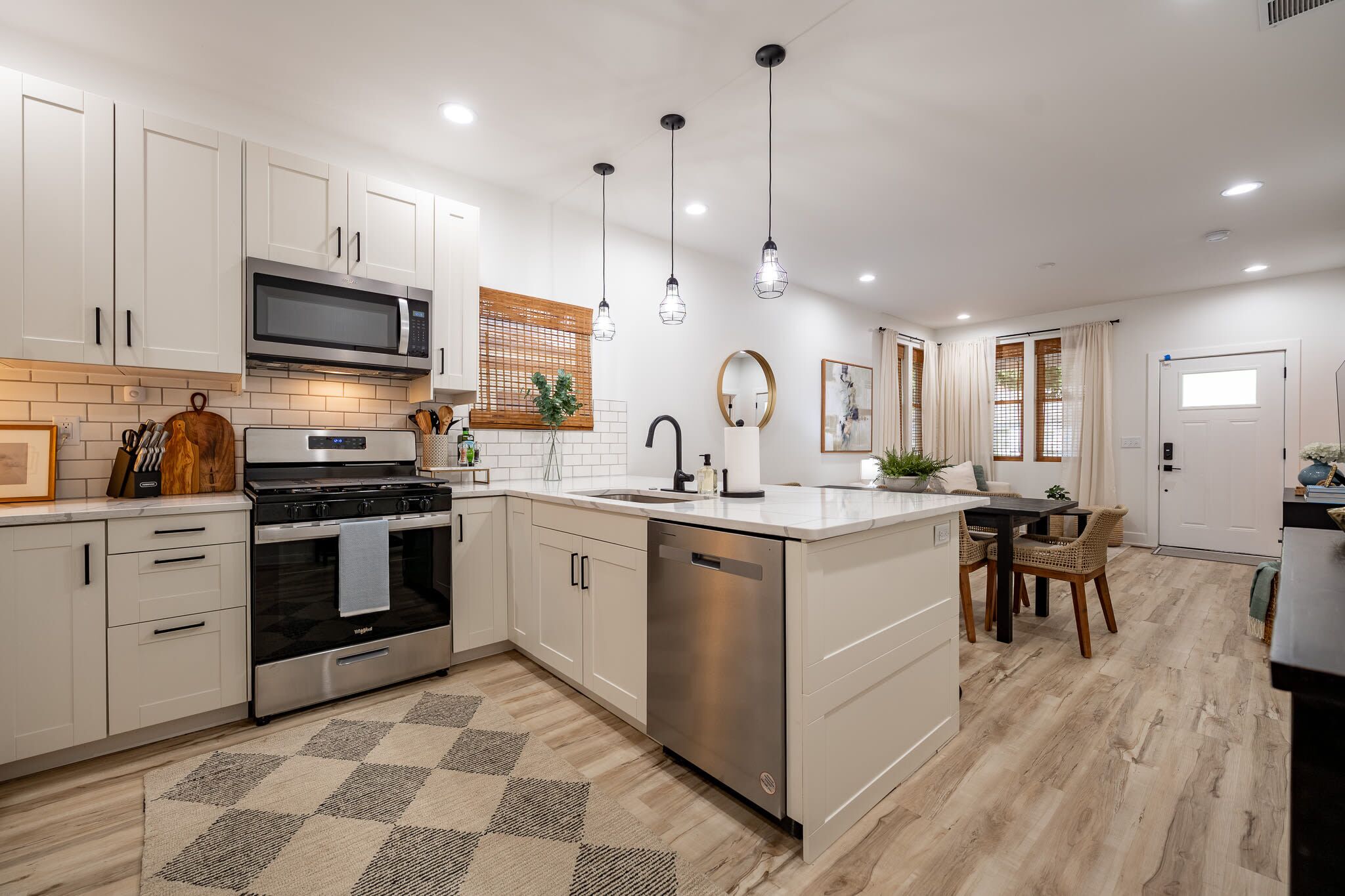 Jääkaappi, mikroaaltouuni, uuni, liesi