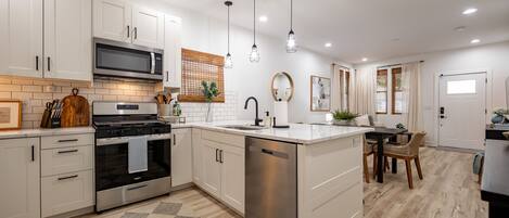 Kylskåp, mikrovågsugn, ugn och spishäll