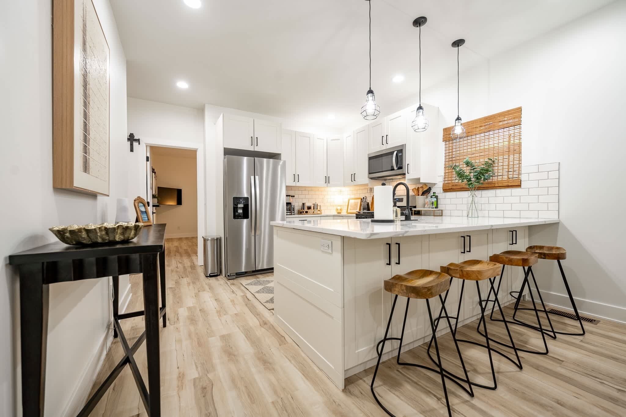 Jääkaappi, mikroaaltouuni, uuni, liesi