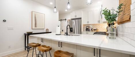 Jääkaappi, mikroaaltouuni, uuni, liesi