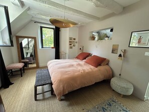 3 bedrooms, iron/ironing board, free WiFi, bed sheets