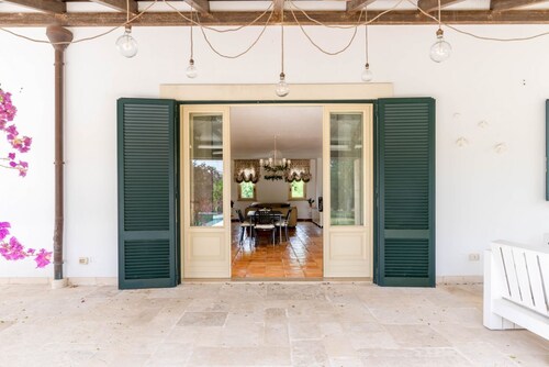 GuestHost - Magnificent villa with pool, bright and with large outdoor spaces, located in a quiet residential area between Torre a Mare and Noicattaro. Iit comfortably accommodates up to 8 people and is furnished with refined taste. Perfect for those loo