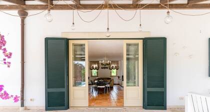 GuestHost - Magnificent villa with pool, bright and with large outdoor spaces, located in a quiet residential area between Torre a Mare and Noicattaro. Iit comfortably accommodates up to 8 people and is furnished with refined taste. Perfect for those loo