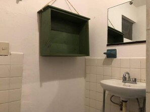 Secadora de cabello, toallas, jabón, papel de baño