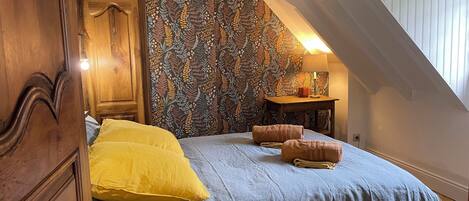 4 bedrooms, desk, iron/ironing board, WiFi